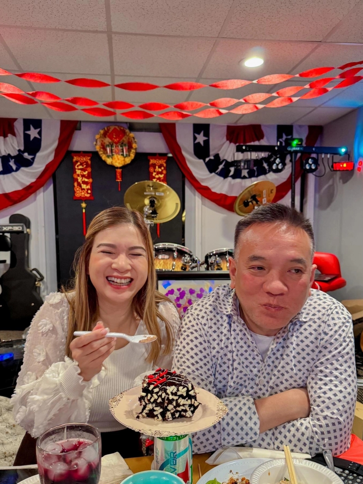 Vợ chồng Phạm Thanh Thảo tự cắt giấy trang trí nhà cửa, nấu các món dân dã đãi người thân dịp kỷ niệm 10 năm cưới.