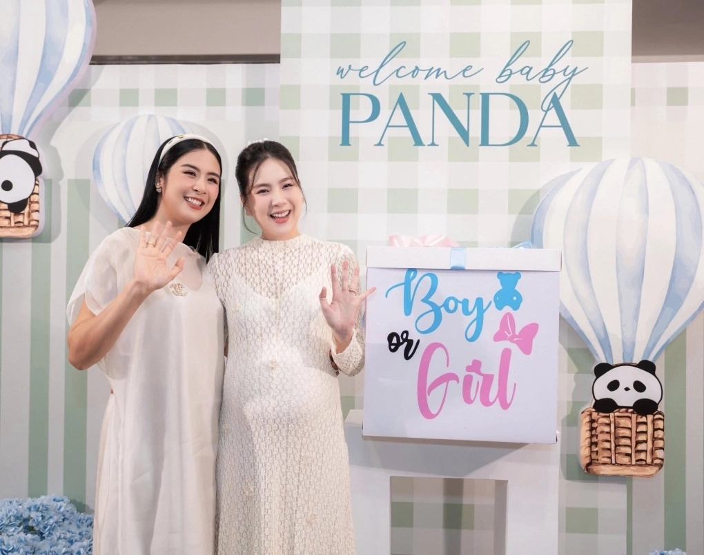 Mai Ngọc tổ chức tiệc công bố giới tính em bé sắp sinh với bạn bè, người thân. Vợ chồng cô trang hoàng biệt thự và mời khách chơi trò đoán em bé sắp sinh là con trai hay con gái. Sau khi mọi người đưa ra dự đoán, Mai Ngọc mới công bố kết quả. Nữ MC mở thùng quà, những quả bong bóng màu xanh bay lên trong sự vỡ òa hạnh phúc của ông xã và khách mời. Cô tuyên bố vài ngày tới sẽ đón tiểu hoàng tử. Đây là một hình thức tiết lộ giới tính thai nhi theo văn hóa Mỹ.