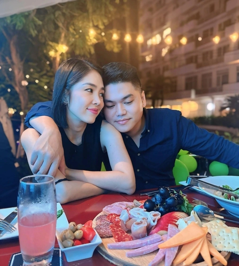 Diễn viên Lê Phương kỷ niệm 8 năm gắn bó chồng trẻ: "8 năm qua, biết bao chuyện đã xảy ra. Mong tương lai mình vẫn vững vàng như vậy, chồng nhé". (Nguồn: FBNV)