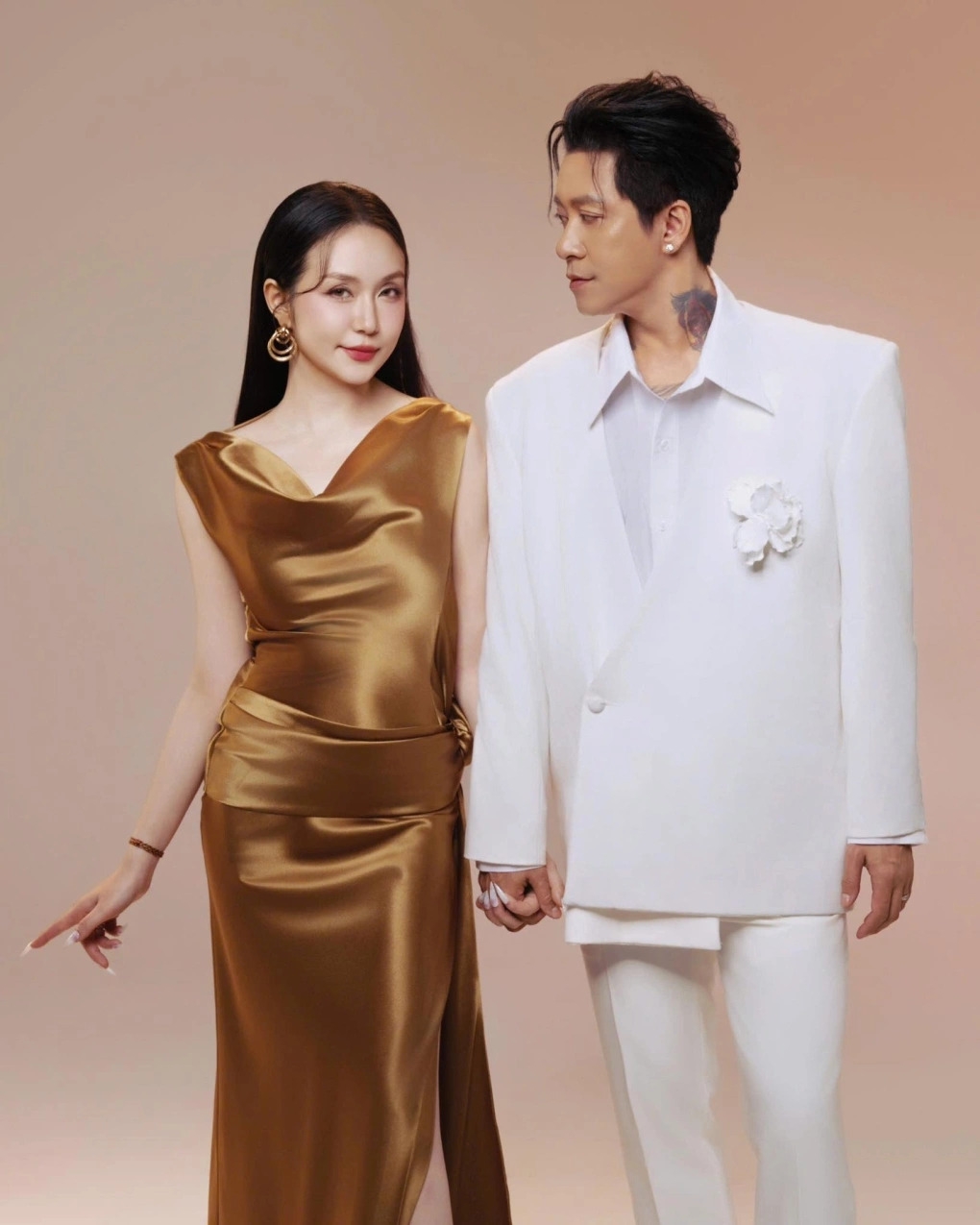 Sao Việt 7/4: Hương Baby - bà xã kém 12 tuổi của ca sĩ Tuấn Hưng cho biết năm nay, cả hai kỷ niệm ngày cưới nhẹ nhàng, không náo nhiệt như các năm trước. Cô vui khi chồng quyết định cùng mình tu tập.