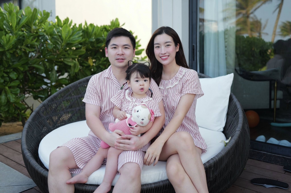 Gia đình Đỗ Mỹ Linh - Đỗ Vinh Quang tận hưởng kỳ nghỉ lễ giỗ Tổ Hùng Vương tại một resort cao cấp. Cô đăng loạt hình cả nhà mặc đồ ngủ màu hồng kèm chú thích: "Kỳ nghỉ kết thúc. Lại quay về kỷ luật thôi con yêu". (Nguồn: FBNV)