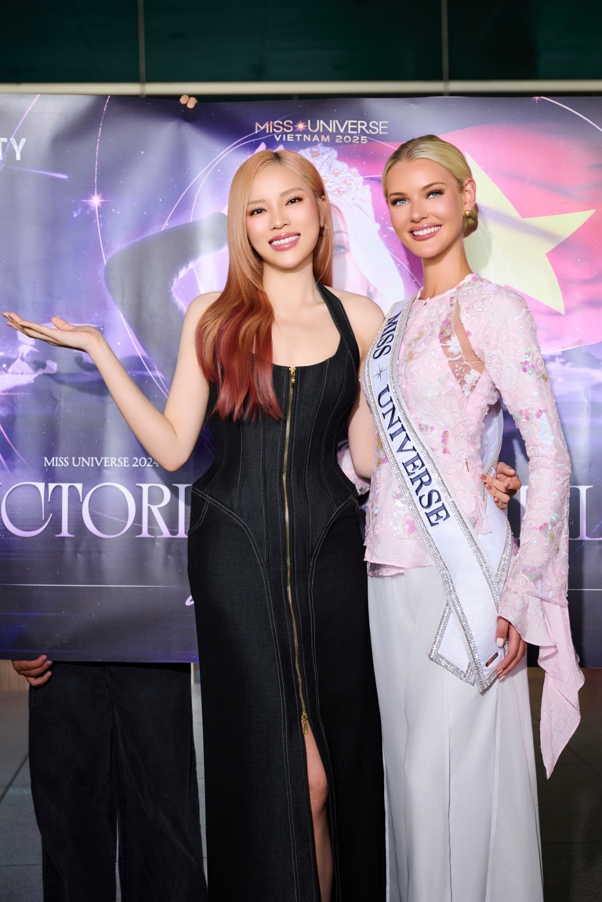 Hoa hậu Kỳ Duyên chào đón Miss Universe 2024 Victoria Kjær Theilvig. Ảnh: Miss Universe Vietnam