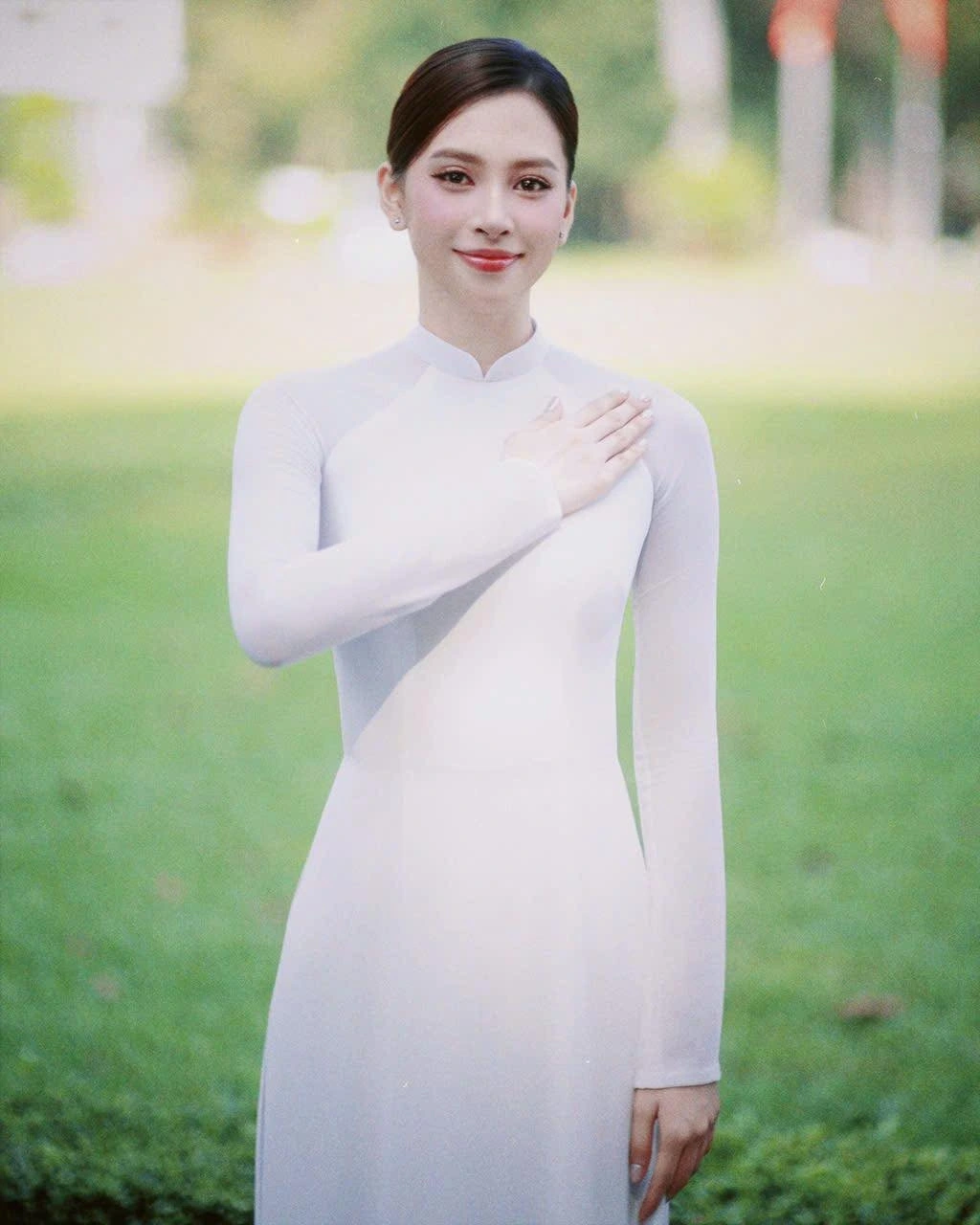"Tháng 4 gió mát trời trong. Cảm ơn đất nước, ấm nồng tự do", Hoa hậu Tiểu Vy chia sẻ trên trang cá nhân cùng bộ ảnh áo dài đón ngày đại lễ.