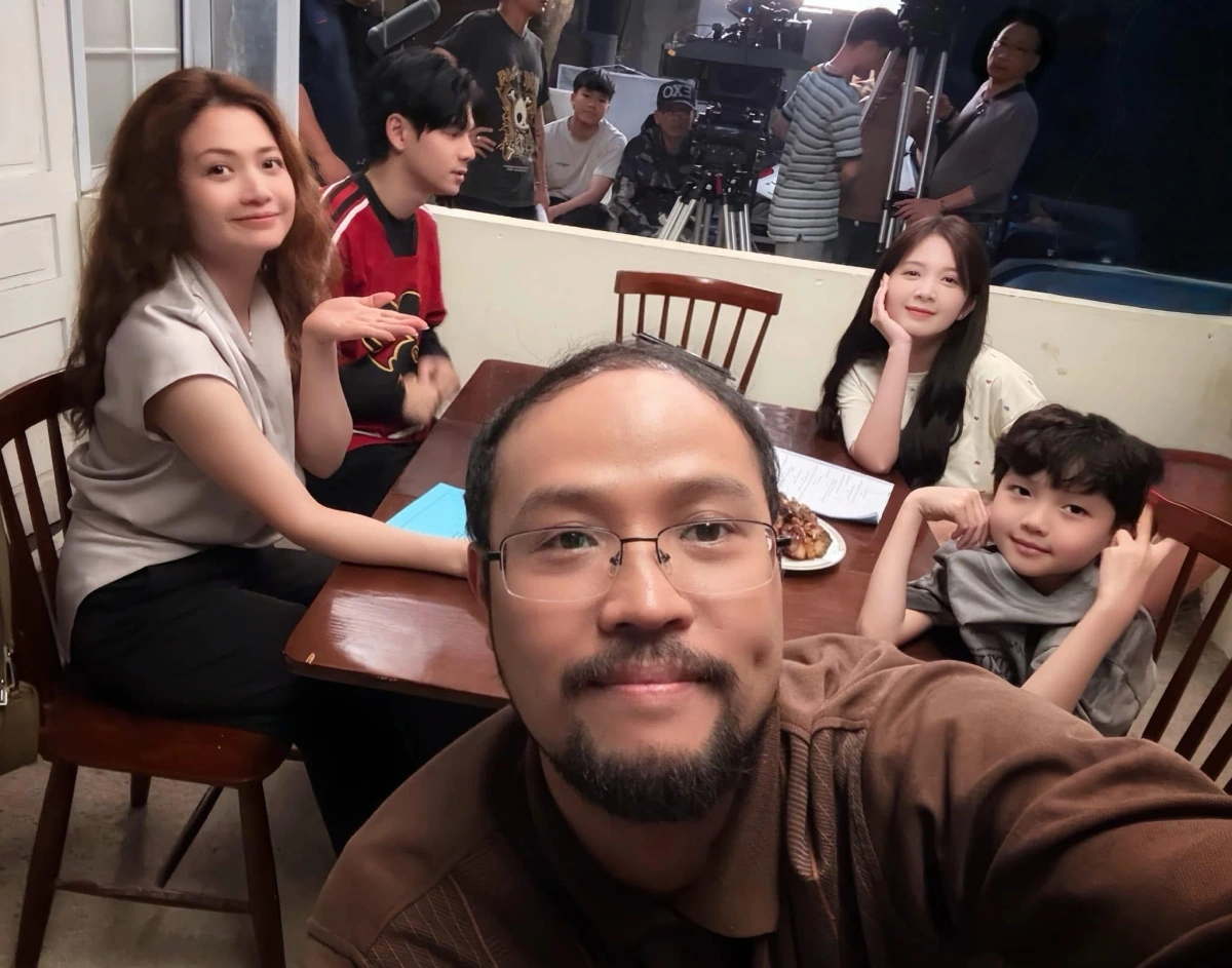 NSƯT Thái Sơn đăng ảnh hậu trường của đoàn làm phim “Cha tôi, người ở lại”. (Nguồn: FBNV)