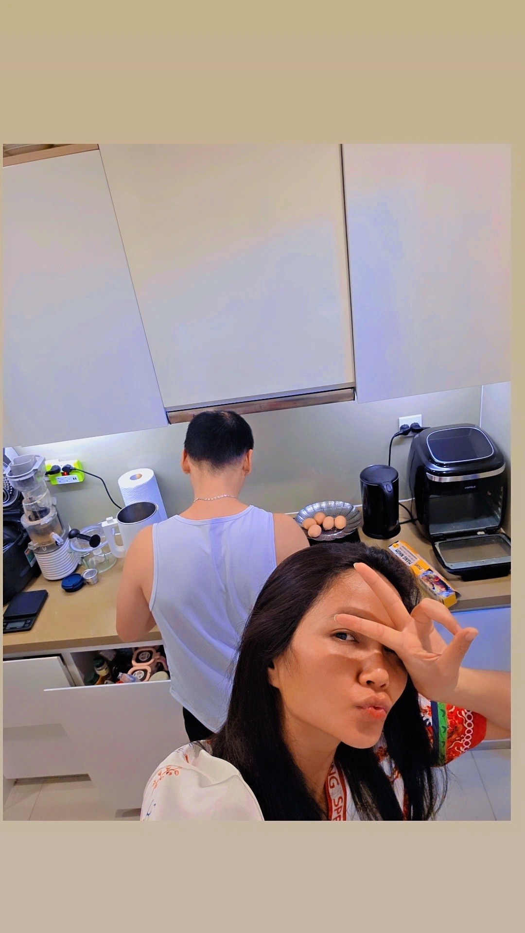 H'Hen Niê chia sẻ cuộc sống sau khi lấy chồng: “Cuộc sống giản đơn của hai chúng mình đây, sáng 5h30 thức dậy, chuẩn bị nhẹ đồ ăn sáng rồi đi chạy bộ, chạy xong là có đồ ăn sáng”. (Nguồn: FBNV)