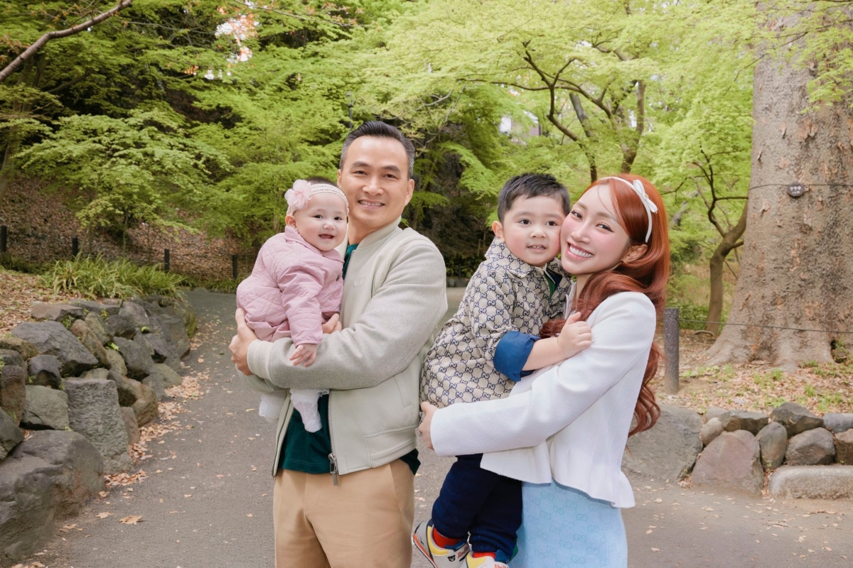 Diễn viên Chi Bảo cùng bà xã Lý Thùy Chang đưa hai con đi du lịch, ngắm hoa anh đào nở rộ ở Nhật Bản. “Con trải qua 6 tiếng ngồi trên máy bay sang Nhật, tỏ ra cực kỳ hợp tác, không hề quấy khóc. Còn anh hai Gia Khang thì khỏi nói, phấn khích vô cùng mỗi lần đi chơi xa”, Lý Thùy Chang kể. (Nguồn: FBNV)