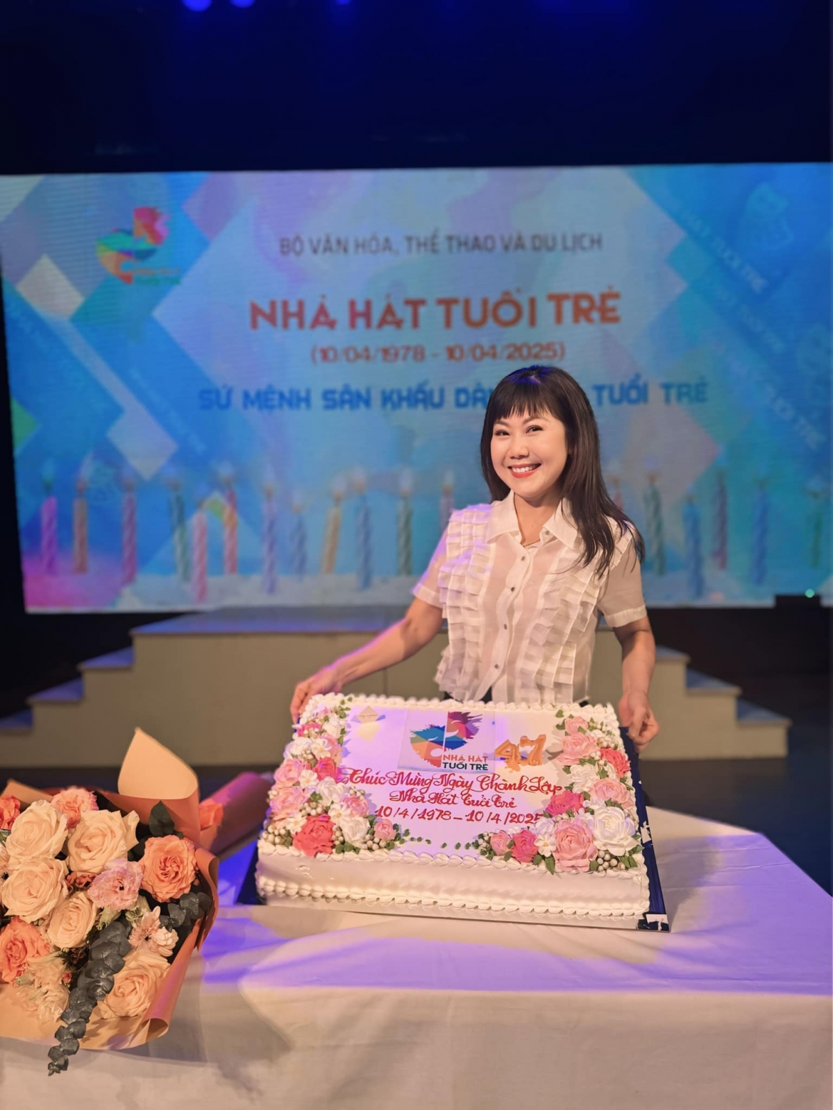 Nghệ sĩ Hương Tươi mừng sinh Nhật lần thứ 47 Nhà hát Tuổi Trẻ. (Nguồn: FBNV)