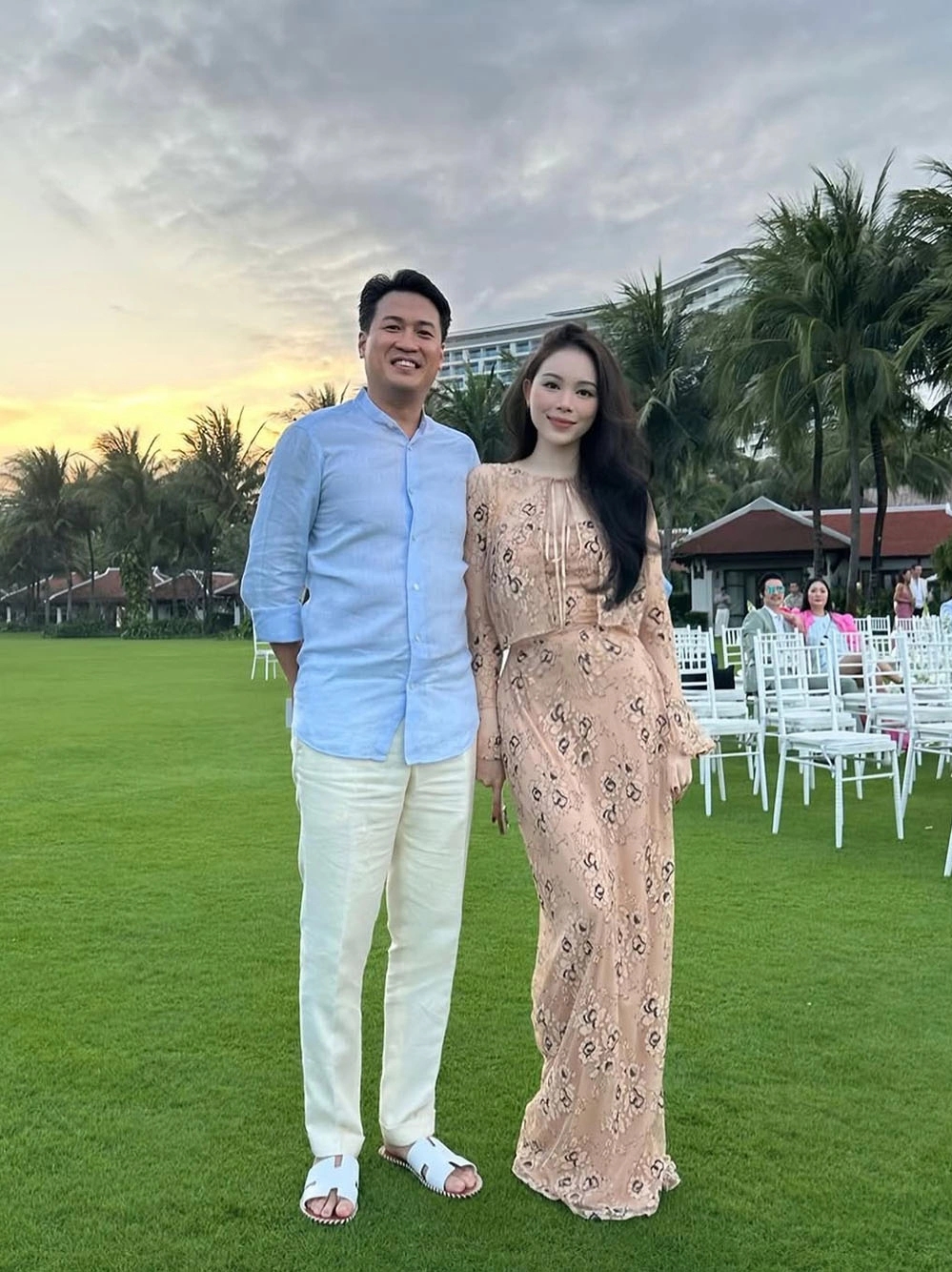Doanh nhân Phillip Nguyễn đăng ảnh bên bà xã Linh Rin tại một resort cao cấp kèm chú thích: "Luôn tuyệt vời khi có thời gian riêng tư với em". (Nguồn: FBNV)