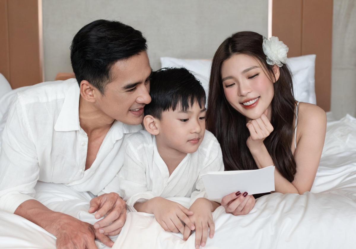 Thúy Diễm và Lương Thế Thành kỷ niệm 9 năm ngày cưới. Trên trang cá nhân, nữ diễn viên viết: “Chúc mừng kỷ niệm 9 năm ngày cưới của gia đình mình (12/4/2016 - 12/4/2025). Chúc mừng hành trình yêu 12 năm tròn bên anh. Lãi mỗi một cục vàng siêu quậy đáng yêu nhất trần đời. Chả còn miếng riêng tư nào, chuyên phá bĩnh, nhưng lại là đáng yêu nhất quả đất của ba mẹ”. (Nguồn: FBNV)
