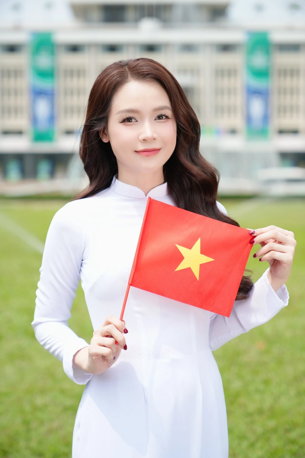 Hòa chung không khí cả nước đón Đại lễ 30/4, diễn viên Sam đăng tải những hình ảnh cô mặc áo dài tại Dinh Độc Lập, cầm lá cờ Tổ quốc. Trên trang cá nhân, cô bày tỏ: "Kiếp sau xin lại là người Việt Nam!".