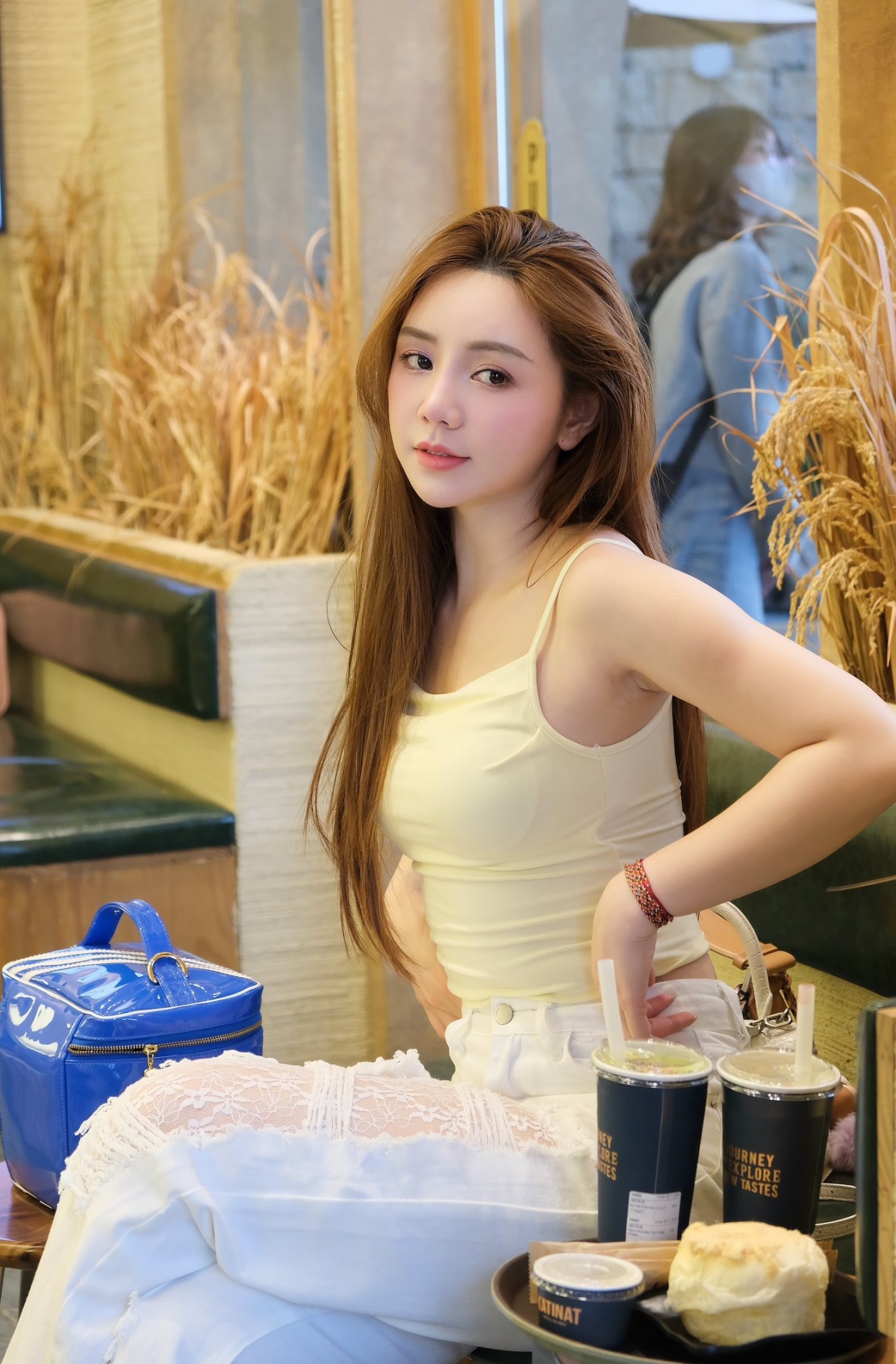 Quỳnh Kool khoe vẻ đẹp trong trẻo khi đi dạo phố. Cộng đồng mạng khen nhan sắc của nữ diễn viên ngày càng thăng hạng. (Nguồn: FBNV)