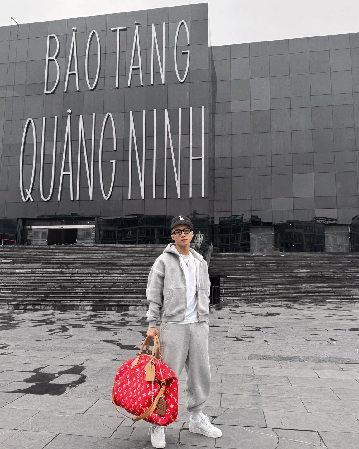 Sơn Tùng M-TP gây chú ý khi đăng tải loạt ảnh tại Bảo tàng Quảng Ninh, tiếp nối việc check-in tại các điểm du lịch, vui chơi của nhiều thành phố. Nam ca sĩ xuất hiện với phong cách quen thuộc, gồm set đồ thể thao trẻ trung, túi hiệu. Đây không phải lần đầu tiên Sơn Tùng M-TP tạo sự chú ý bằng việc check-in tại những điểm du lịch, vui chơi quen thuộc của giới trẻ. (Nguồn: FBNV)