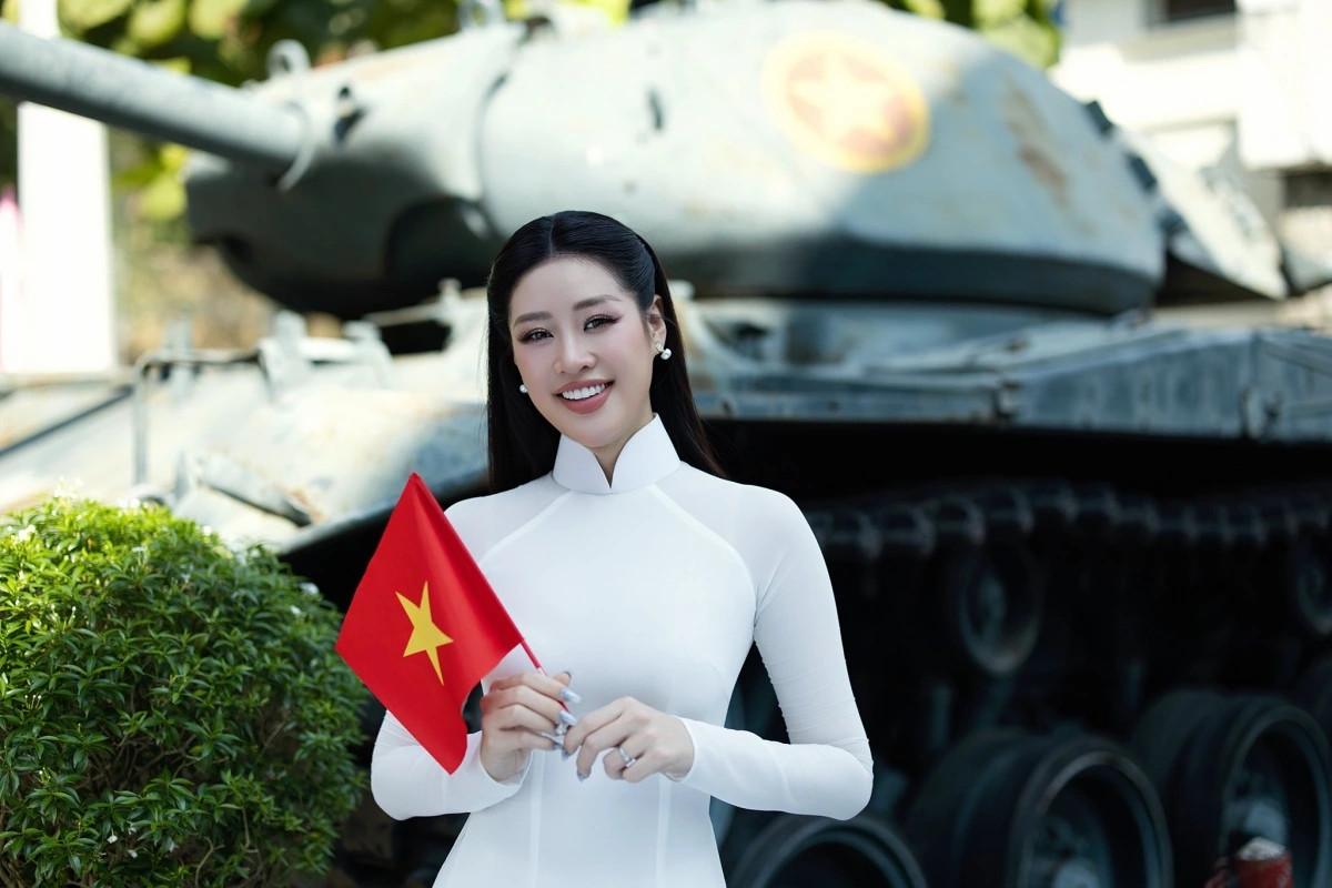 "Chào mừng Đại lễ 30/4 – Kỷ niệm 50 năm Ngày Giải phóng miền Nam, thống nhất đất nước. Nửa thế kỷ trôi qua, hào khí chiến thắng vẫn còn vang vọng trong tim mỗi người Việt Nam", Hoa hậu Khánh Vân chia sẻ.