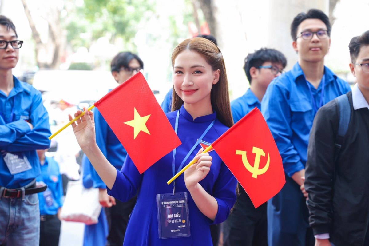 Hoà Minzy bày tỏ niềm vinh hạnh khi là một trong các đại biểu trẻ tham gia Liên Hoan Hữu Nghị Nhân Dân Việt Nam - Trung Quốc. (Nguồn: FBNV)