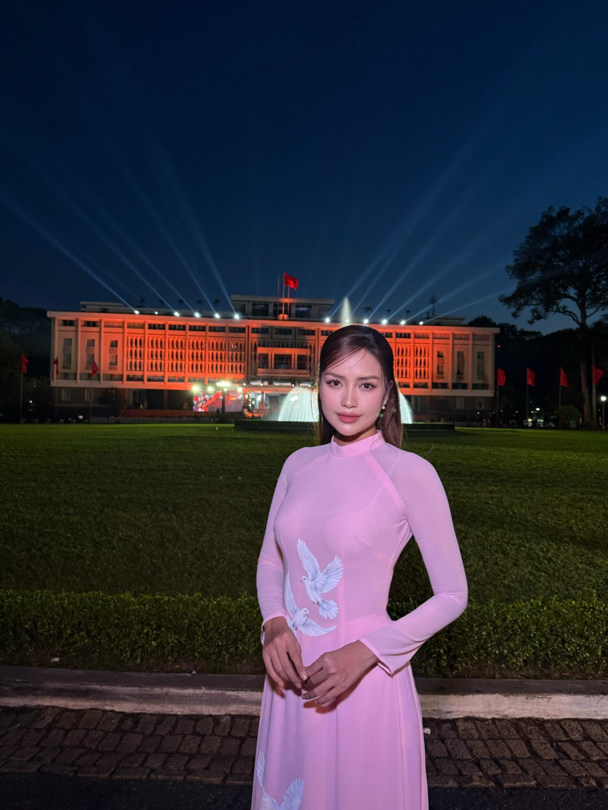 Hoa hậu Ngọc Châu diện áo dài để hoà cùng không khí kỷ niệm 50 năm Ngày Giải phóng miền Nam, thống nhất đất nước. (Nguồn: FBNV)