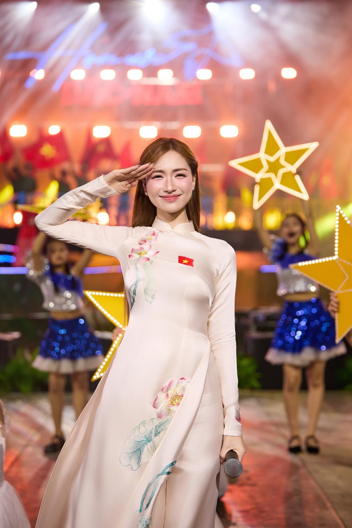 Hòa Minzy bày tỏ niềm tự hào khi tham gia biểu diễn trong chương trình “Hẹn ước Bắc – Nam”. “Có ai mới xem chương trình và em Hoà không ạ, quá tuyệt vời, em xúc động khóc luôn rồi”, giọng ca Bắc Ninh xúc động. (Nguồn: FBNV)