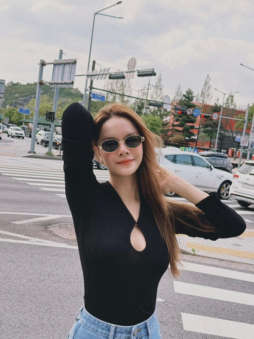 Phạm Quỳnh Anh đam mê ẩm thực xứ sở kim chi, bị tăng cân khi đi du lịch Hàn Quốc. “Thịt nướng, cua ngâm tương, chả cá xiên, bánh đồng xu, lòng nướng, bánh mì hấp, phô mai chảy, gà chiên, uống bia… Sơ sơ lên 2 cân rồi”, cô viết. (Nguồn: FBNV)