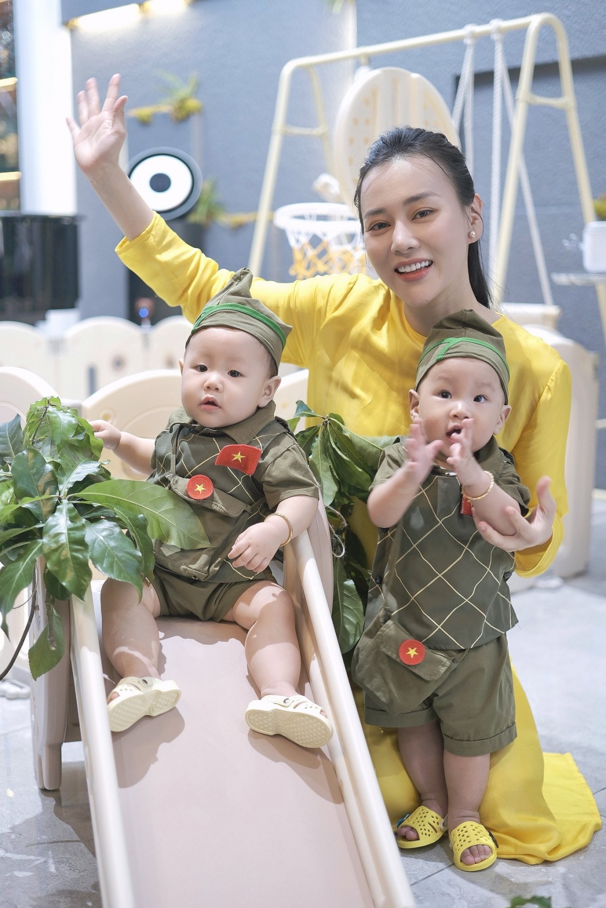 Phương Oanh khoe ảnh cặp song sinh và viết: “Chào mừng Đại lễ 50 năm Giải phóng miền Nam, thống nhất đất nước! Kính chúc mọi người có một kỳ nghỉ lễ thật vui vẻ, đầm ấm bên gia đình và những người thân yêu”.