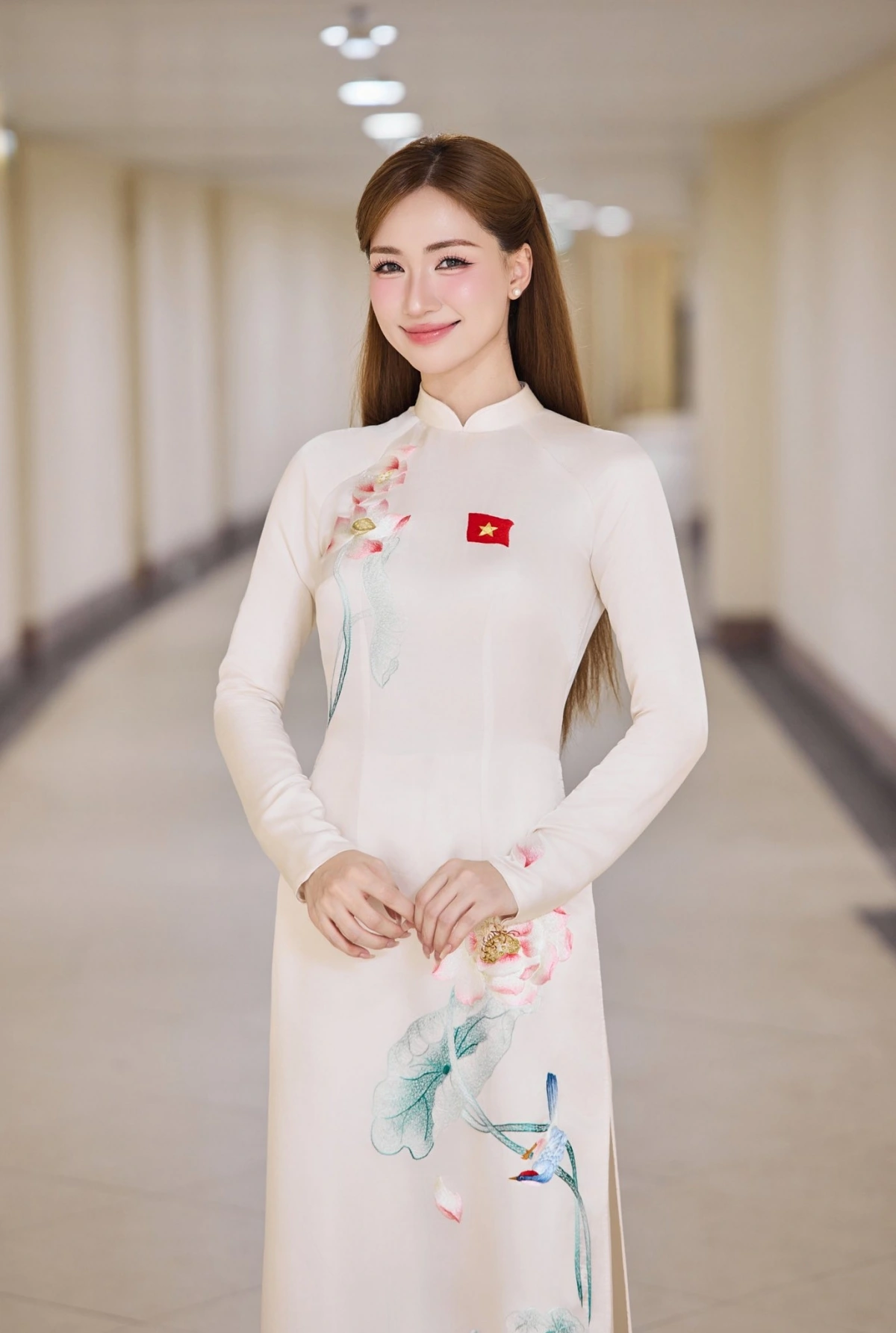 Trong “Hẹn ước Bắc Nam” – chương trình nghệ thuật kỷ niệm 50 năm Ngày Giải phóng miền Nam, thống nhất đất nước, Hòa Minzy lựa chọn trang phục áo dài. Nữ ca sĩ bày tỏ: "Hẹn ước Bắc - Nam. Máu đỏ da vàng, tôi là người Việt Nam. Em xúc động quá nên khóc luôn rồi".