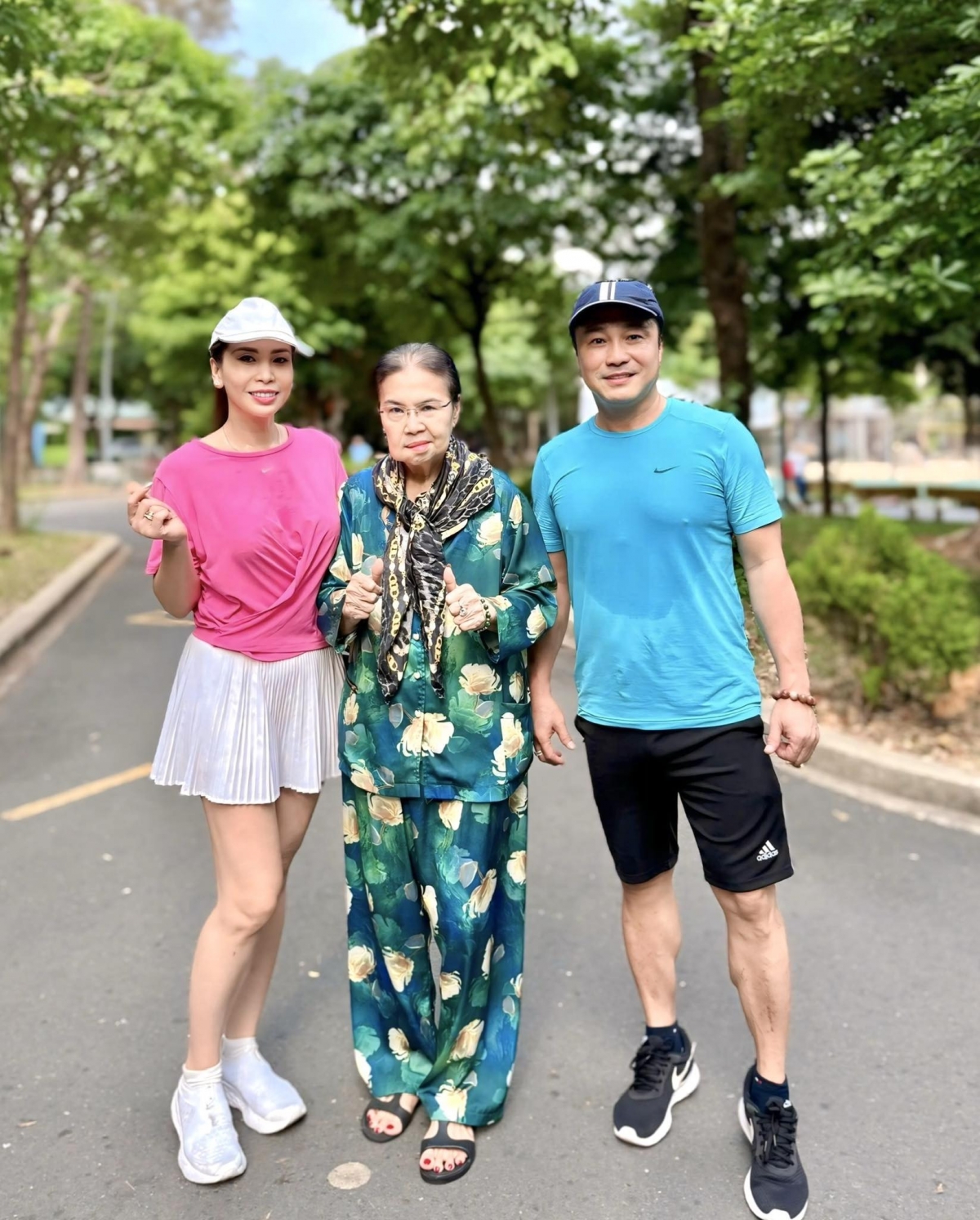 Diễn viên Lý Hùng kiểm soát cân nặng nhờ duy trì tập gym, chạy bộ. Anh thường rủ cả mẹ - bà Đoàn Thị Nguyên - đi tập cùng để nâng cao sức khỏe.