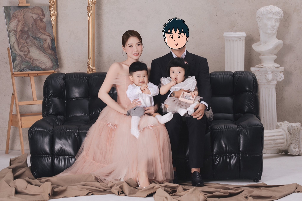Nữ diễn viên Sam đăng bộ ảnh mới bên ông xã cùng hai con song sinh. Khán giả dành nhiều lời khen đáng yêu cho hai nhóc tỳ. Bên cạnh đó cũng có nhiều ý kiến tranh cãi xung quanh việc Sam tiếp tục dùng biểu tượng hoạt hình để che mặt ông xã. Đây không phải lần đầu tiên Sam che mặt chồng khi đăng ảnh gia đình. Kể từ khi công khai mối quan hệ, cô giấu kín danh tính chồng. (Nguồn: FBNV)