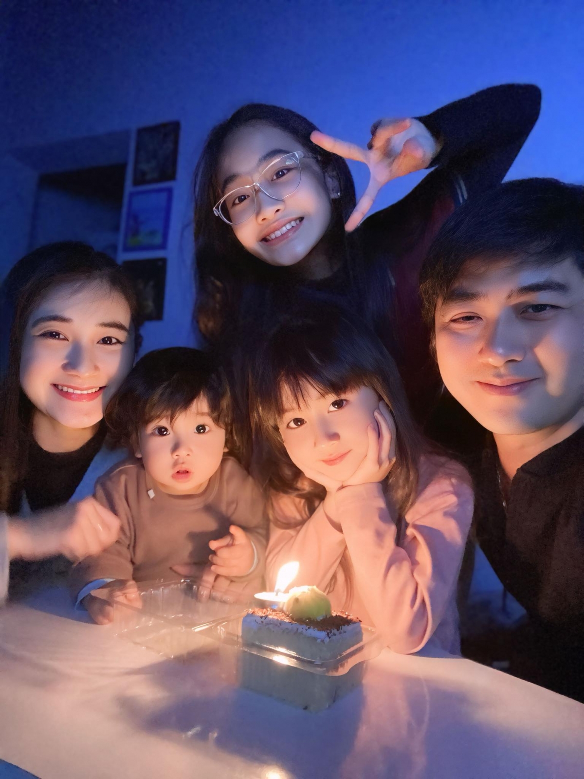 Diễn viên Bảo Anh cảm ơn vợ nhân kỷ niệm 12 năm ngày cưới. “Tròn 12 năm ngày anh bước lên xe hoa về nhà em, đón em lên xe hoa về làm vợ. Cảm ơn em đã luôn ở bên người đàn ông tệ hại như anh, yêu em”, nam diễn viên viết. (Nguồn: FBNV)