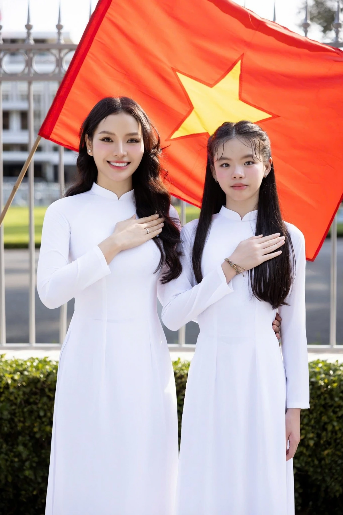 Phương Trinh Jolie cùng con gái diện áo dài trắng, chụp ảnh kỷ niệm trước Dinh Độc Lập. "Bắc - Nam nối liền một dải. Chào mừng Đại lễ 30/4 - Giải phóng miền Nam - thống nhất đất nước", cô viết. Nữ diễn viên chia sẻ muốn con hiểu hơn về lịch sử của dân tộc, nâng cao tinh thần học tập, góp phần xây dựng đất nước trong tương lai.