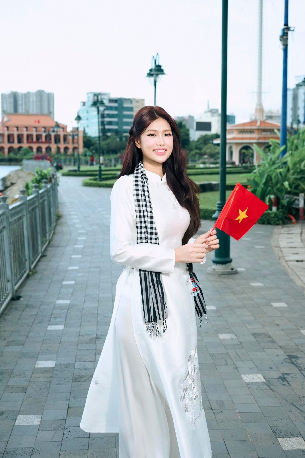 Hoa hậu Đoàn Thiên Ân trong bộ ảnh chào mừng Lễ kỷ niệm 50 năm Ngày Giải phóng miền Nam, thống nhất đất nước. (Nguồn: FBNV)
