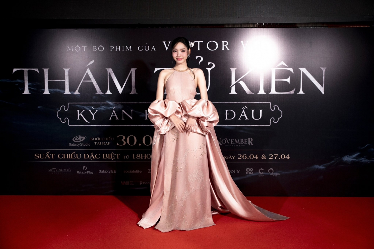 Trong "Thám tử Kiên: Kỳ án không đầu", Minh Anh vào vai Nga – cháu gái của mợ Hai Mẫn (Đinh Ngọc Diệp thủ vai). Nga mất tích bí ẩn, kéo thám tử Kiên (Quốc Huy đóng) vào hành trình điều tra những vụ án ly kỳ. Lần đầu đảm nhận vai dài hơi trên màn ảnh rộng, Minh Anh chịu áp lực lớn, từng bật khóc trên phim trường vì chưa hoàn thành tốt cảnh quay.