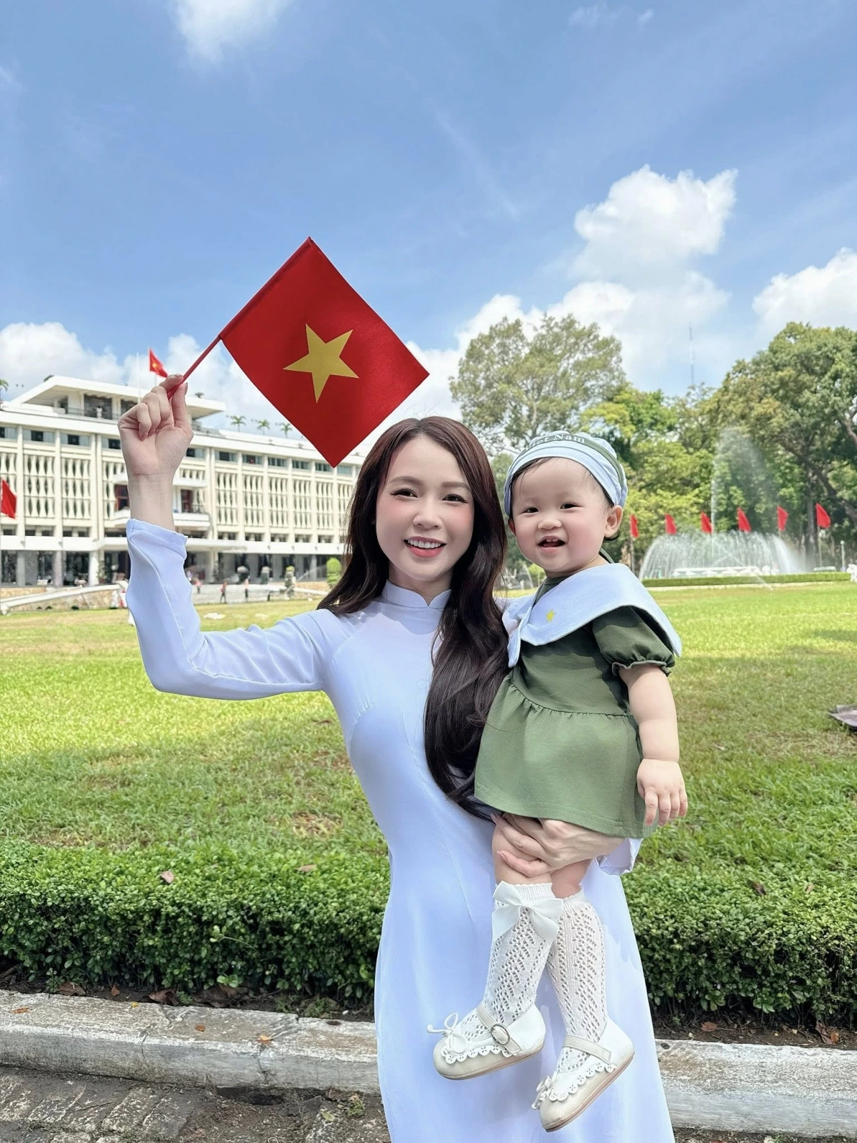 Sam cùng con gái chụp ảnh tại Dinh Độc Lập để kỷ niệm 50 năm ngày Giải phóng miền Nam, thống nhất đất nước. “Mẹ muốn các con biết yêu Tổ quốc, yêu Việt Nam. Biết cảm ơn vì sinh ra trong hoà bình”, nữ diễn viên viết.
