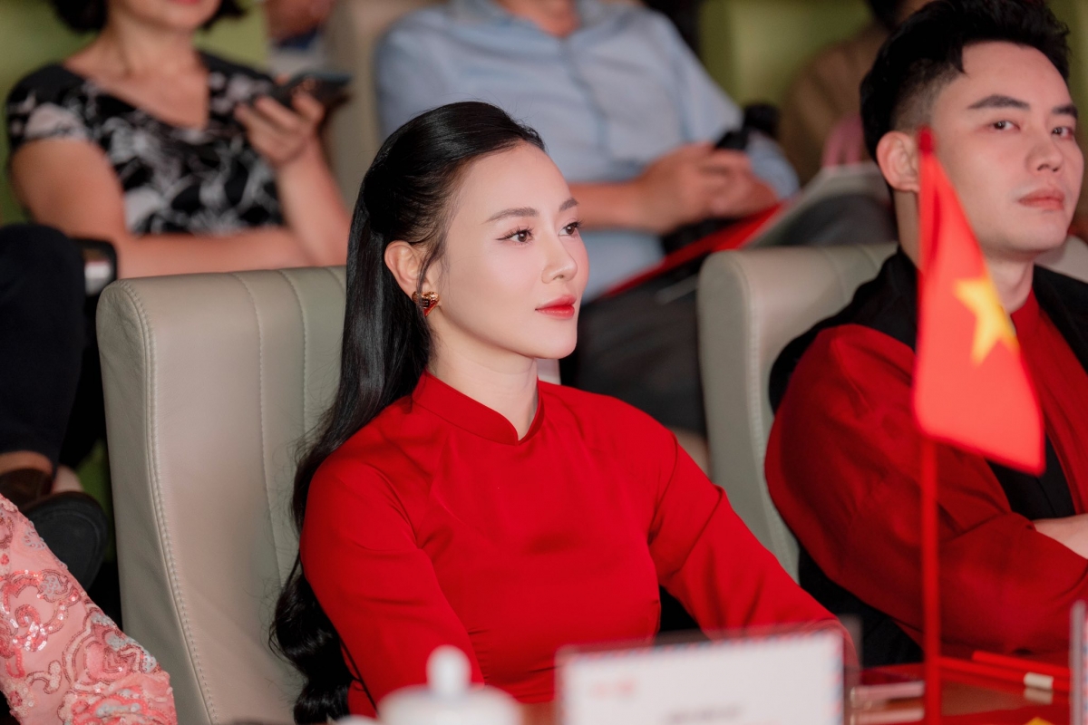 Phương Oanh diện áo dài đỏ trong một sự kiện. Cộng đồng mạng dành nhiều lời khen cho nhan sắc của bà mẹ hai con.