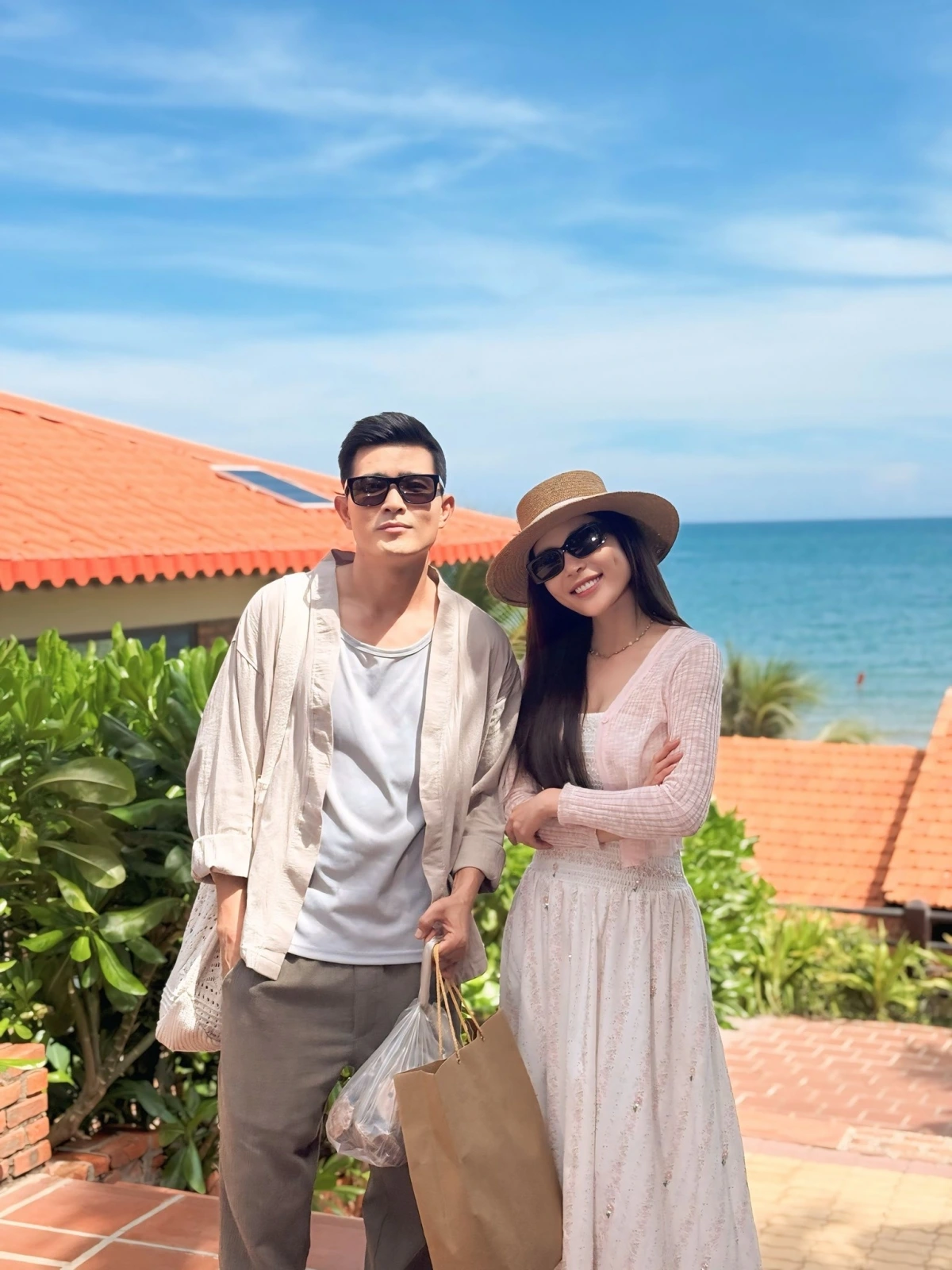 Thúy Diễm đăng ảnh hậu trường đi quay phim cùng Quang Sự.