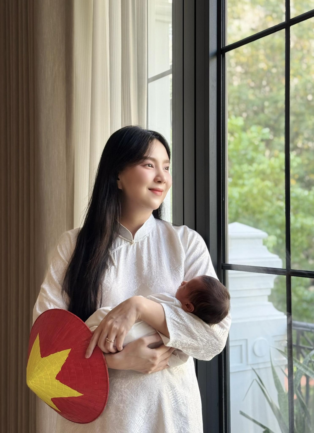 MC Mai Ngọc chia sẻ nhật ký ở cữ ngày thứ 10 sau sinh con đầu lòng. “Biết ơn hoà bình, biết ơn khi được sinh ra là người Việt Nam. Chúc mừng 50 năm Giải phóng miền Nam, thống nhất đất nước. Em bé xíu đã may mắn được đón ngày lễ lớn của dân tộc”, cô viết.