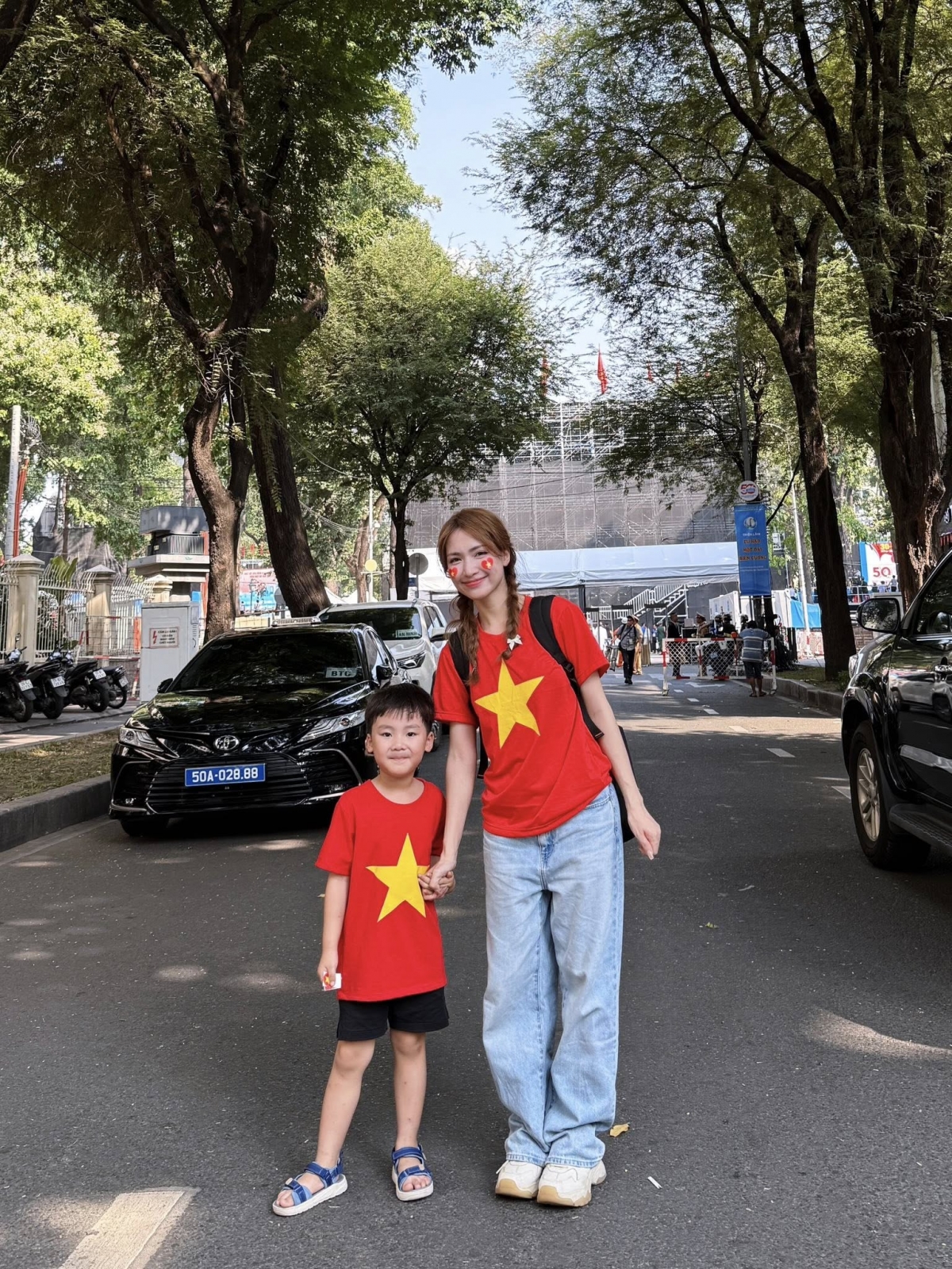 Hòa Minzy và con trai có mặt tại TP.HCM để xem diễu binh kỷ niệm 50 năm thống nhất đất nước. Nữ ca sĩ cho biết đây là kỷ niệm tuyệt vời của hai mẹ con.