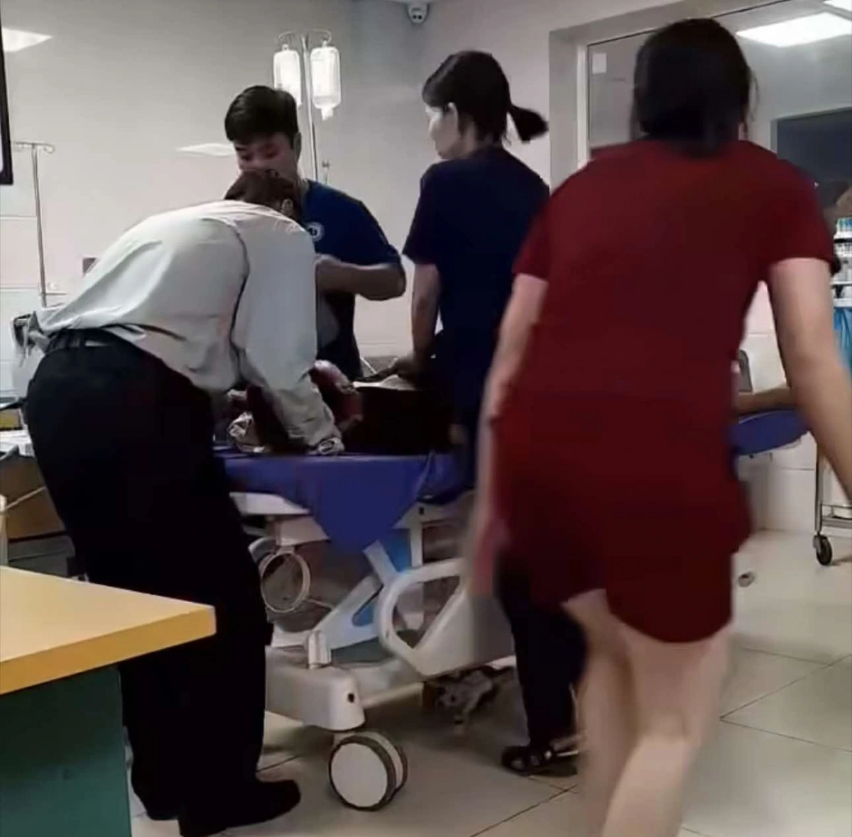 Người nhà gào thét và lao vào tấn công nhân viên y tế đang cấp cứu bệnh nhân. Ảnh cắt từ clip.