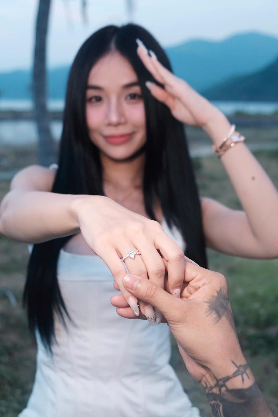 Đạt G đăng bức ảnh bạn gái Cindy Lư đeo nhẫn cầu hôn trên trang cá nhân và viết: "Con xin được phép chọn ngày quan trọng nhất của đất nước để có thể làm một điều quan trọng nhất cuộc đời con". Ngay sau đó, Cindy Lư chia sẻ lại bài đăng của bạn trai, kèm theo dòng chú thích: "Lấy chồng thôi". Hiện Đạt G và Cindy Lư chưa chia sẻ kế hoạch tổ chức lễ cưới.