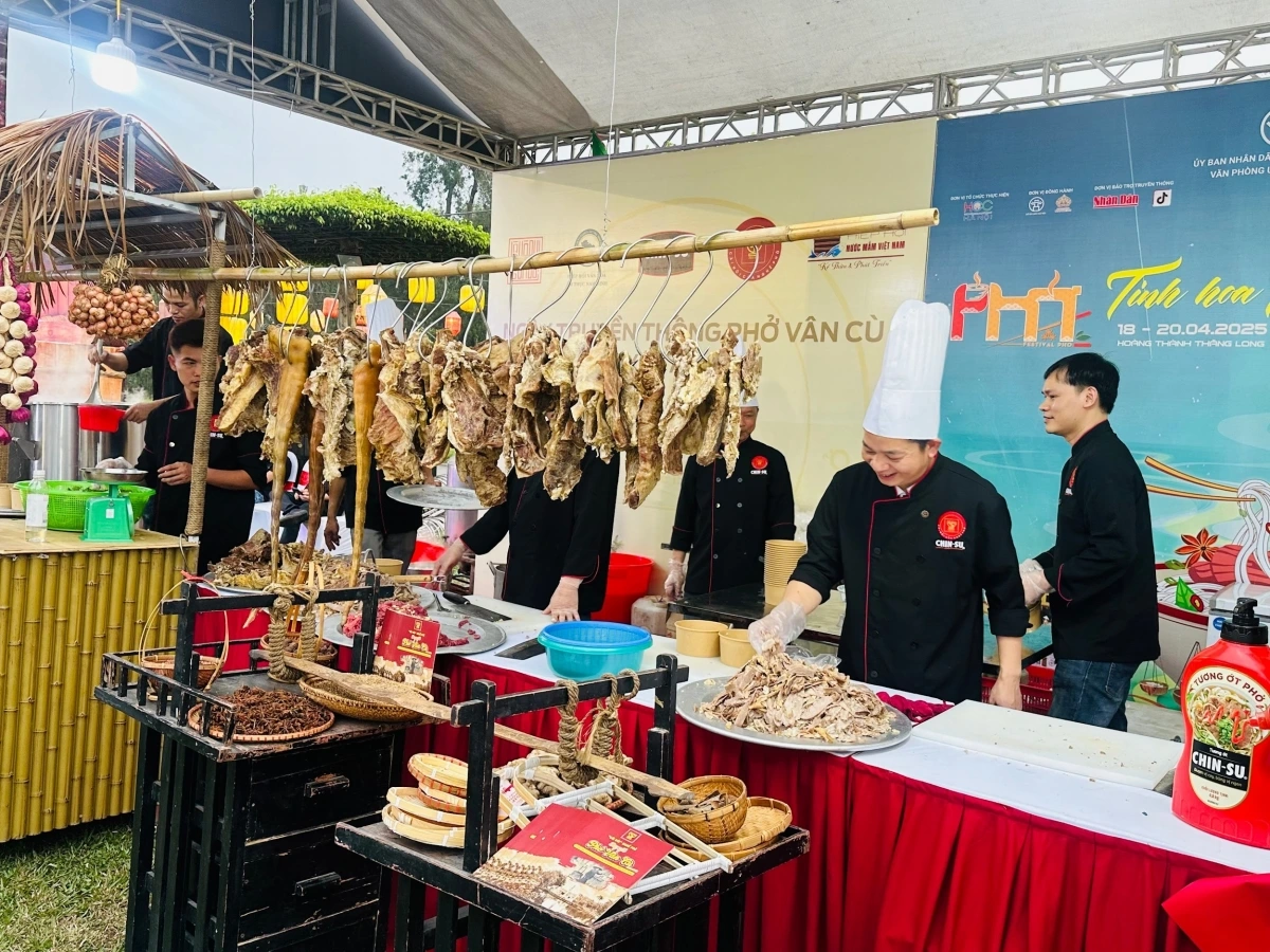 Các nghệ nhân tất bật trong công đoạn chuẩn bị để phục vụ những tô phở thơm ngon đến thực khách