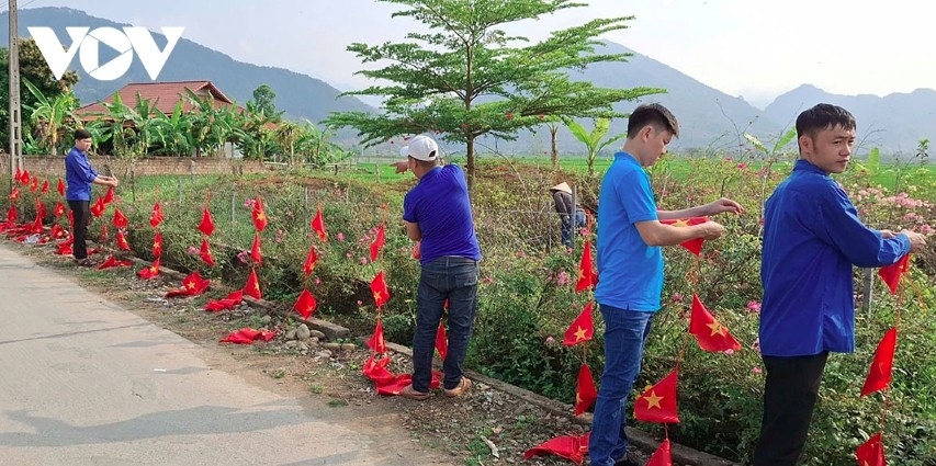 Young people come together to jointly decorate national flags