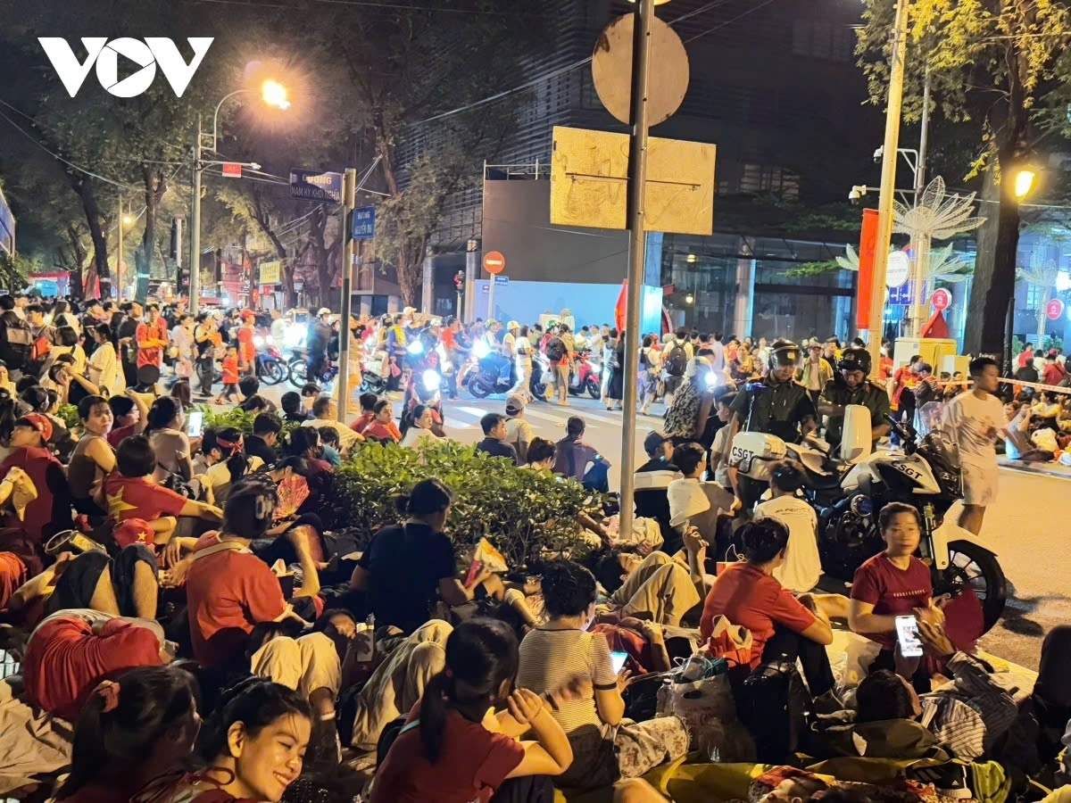 The pavements along Nguyen Hue Boulevard are packed with people.