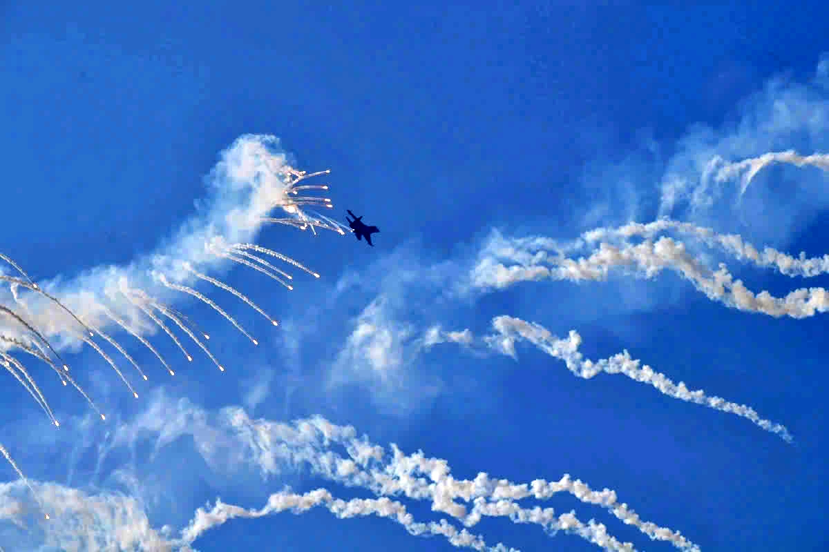 All the fighter jets manoeuvre and release decoy flares with a high degree of precision and professional skills.