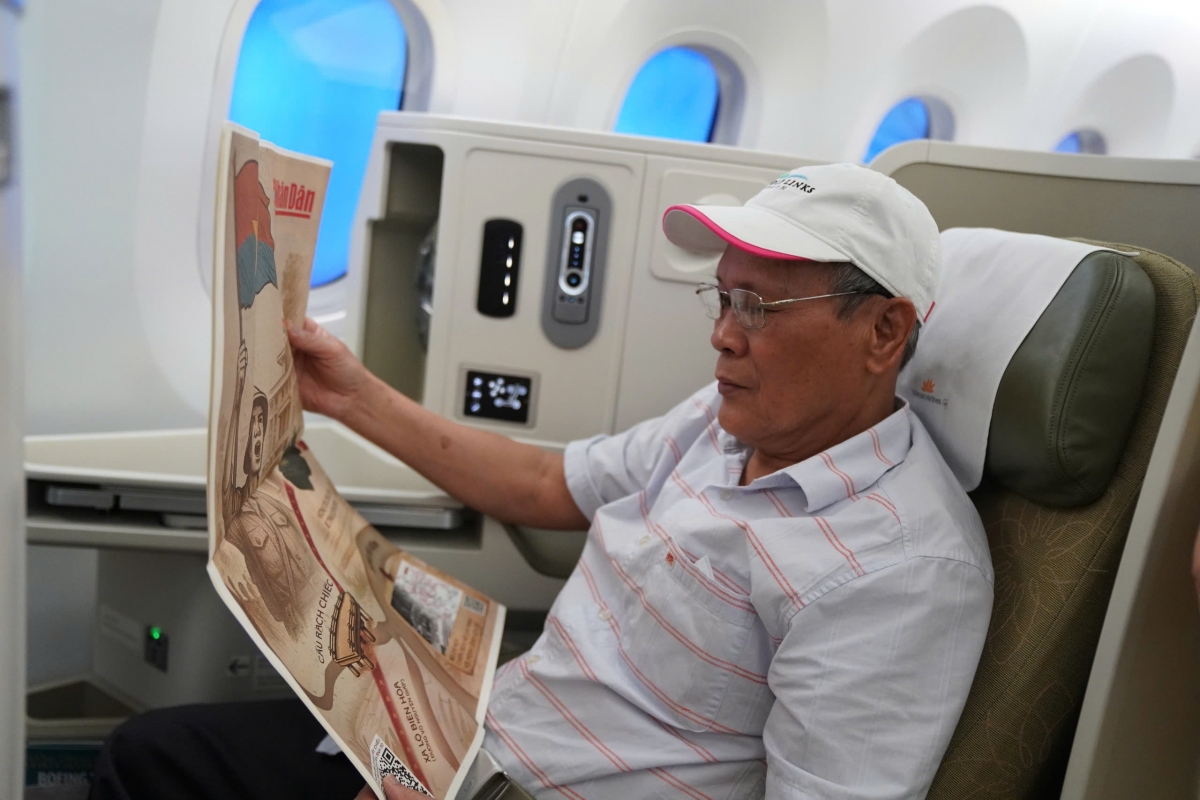 Hành khách trên chuyến bay bất ngờ nhận được món quà ý nghĩa từ Vietnam Airlines - tờ phụ san đặc biệt của báo Nhân Dân về sự kiện 30/4.