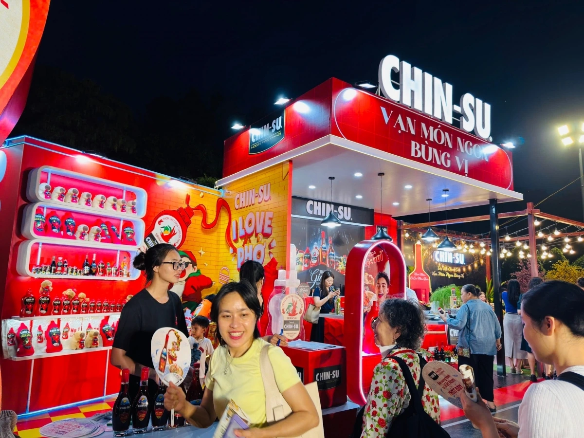 Các hoạt động đa dạng như check-in nhận quà tặng, chụp hình lấy ngay cũng thu hút đông đảo du khách tham gia.