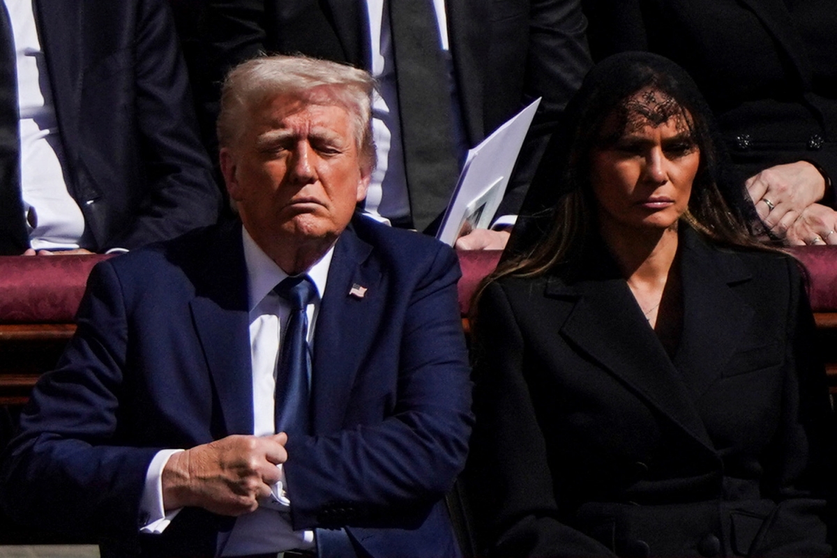 Tổng thống Mỹ Donald Trump và Đệ nhất Phu nhân Melania Trump tham dự lễ tang Giáo hoàng Francis. Đây là chuyến công du nước ngoài đầu tiên của ông trong nhiệm kỳ tổng thống thứ hai.