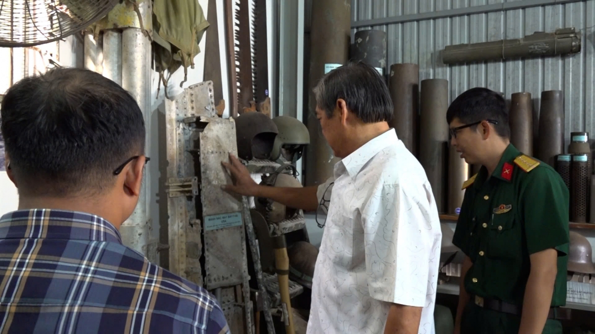 Với ông Lam Điền, mỗi hiện vật là một linh hồn, là một câu chuyện mà ông chỉ làm một việc là lắng nghe, gìn giữ, và kể lại.(Ảnh -Hữu Đặng)