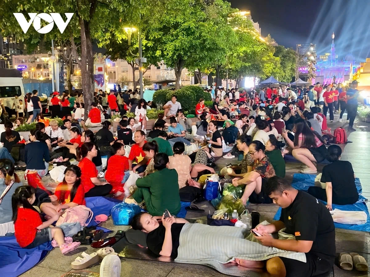 In the areas of Nguyen Du and Nam Ky Khoi Nghia streets, people crowd the sidewalks, with some even spilling onto the roadside.