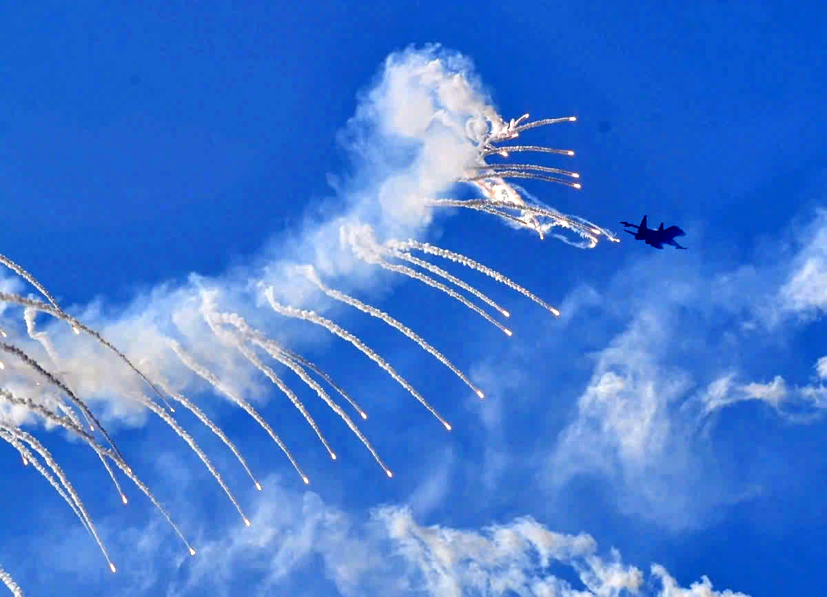 Technically, flares are a core component of electronic defence systems. Some missiles don’t rely on radar but instead lock onto the heat signature emitted by aircraft engines. To counter this threat, when a missile alert is triggered, pilots deploy special flares (countermeasure rounds) to divert the missile’s path. This tactic allows the aircraft to evade and ensure safety.