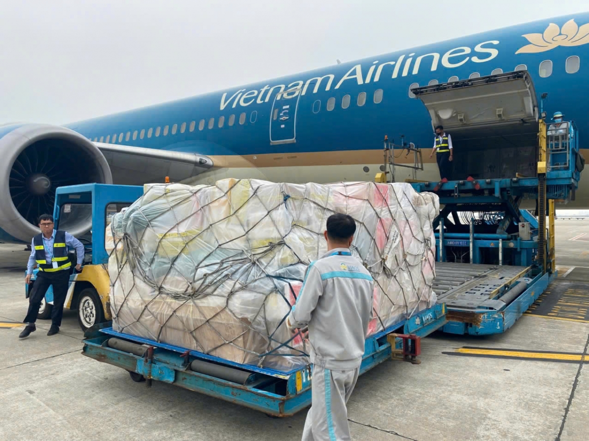 Hàng cứu trợ được chuyển đến sân bay Yangon lúc 14h30 cùng ngày. Toàn bộ lô hàng được Vietnam Airlines phối hợp bàn giao cho các cơ quan chức năng phía Myanmar để kịp thời chuyển đến người dân vùng bị ảnh hưởng.