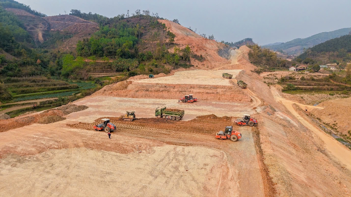 Được khởi công từ ngày 21/4/2024, cao tốc cửa khẩu <a href="https://vov.vn/xa-hoi/hai-cao-toc-lon-qua-lang-son-cao-bang-tiep-tuc-bi-vuong-mat-bang-post1160512.vov" target="_blank">Hữu Nghị - Chi Lăng </a>có tổng chiều dài 60km và mức đầu tư trên 11.000 tỷ đồng, quy mô 4 làn xe. Trải dài qua 4 huyện, thành phố và 16 xã của tỉnh Lạng Sơn, tuyến cao tốc này kết nối trực tiếp với 3 cửa khẩu quốc tế là Hữu Nghị, Cốc Nam và Tân Thanh. Dự án là phân đoạn đầu tiên trên trục cao tốc Bắc - Nam.