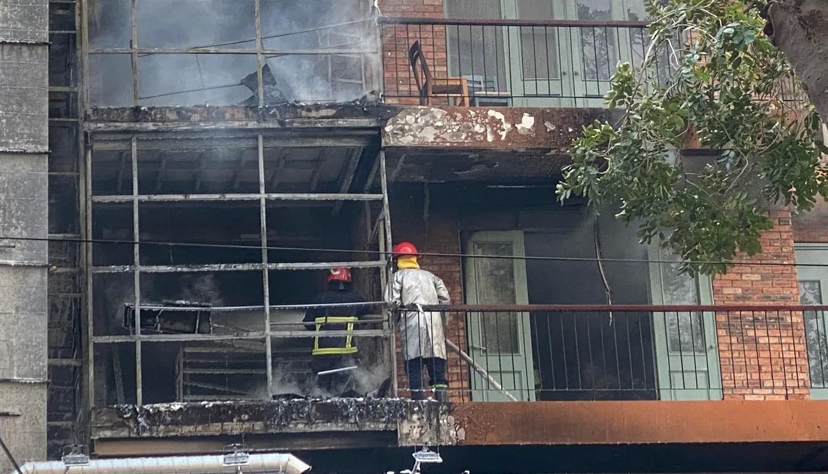 Ngay sau khi nhận tin báo, lực lượng chức năng cùng cảnh sát PCCC&amp;CNCH đã huy động 4 xe chữa cháy và hàng chục cán bộ, chiến sĩ đến hiện trường, khẩn trương triển khai công tác dập lửa và phong tỏa khu vực.