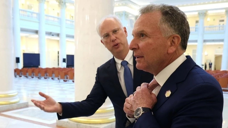 Đặc phái viên Nhà Trắng Steve Witkoff (phải) với Đặc phái viên kinh tế của Tổng thống Nga Putin - ông Kirill Dmitriev (trái). Ảnh: RT